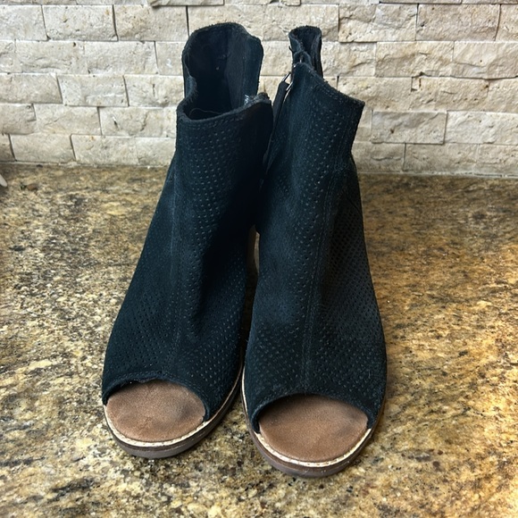 TOMS. Majorca Ankle Boots, 7W, Open Toe, Perforated Suede Leather, Black - Picture 2 of 11